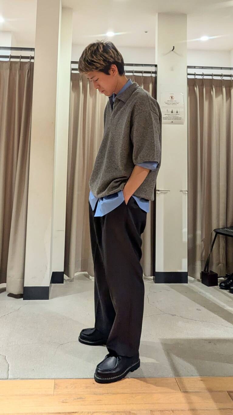 ブラック系のドレスシューズ、ブルー系のシャツ/ブラウス、グレー系のその他パンツを着用したメンズの春コーディネートの3枚目の写真