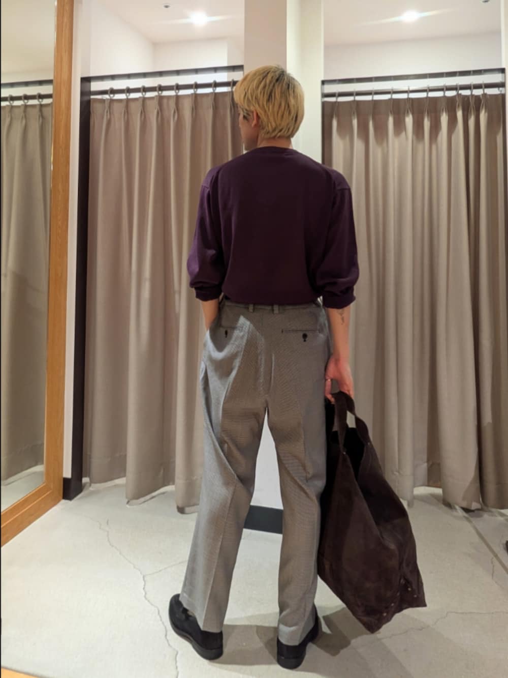 パープル系のニット/セーター、その他のその他パンツ、ブラック系のローファーを着用したメンズの夏コーディネートの3枚目の写真