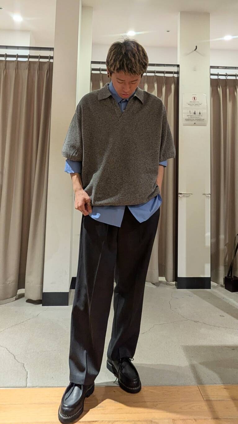 ブラック系のドレスシューズ、ブルー系のシャツ/ブラウス、グレー系のその他パンツを着用したメンズの春コーディネートの2枚目の写真