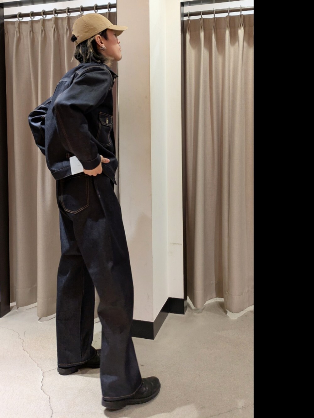 ブルー系のデニムジャケット、ブルー系のデニムパンツ、ベージュ系のキャップを着用したメンズの冬コーディネートの2枚目の写真