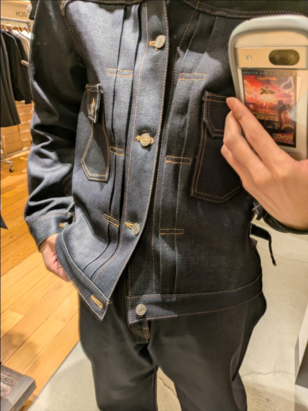 ブルー系のデニムジャケット、ブルー系のデニムパンツ、ベージュ系のキャップを着用したメンズの冬コーディネートの4枚目の写真