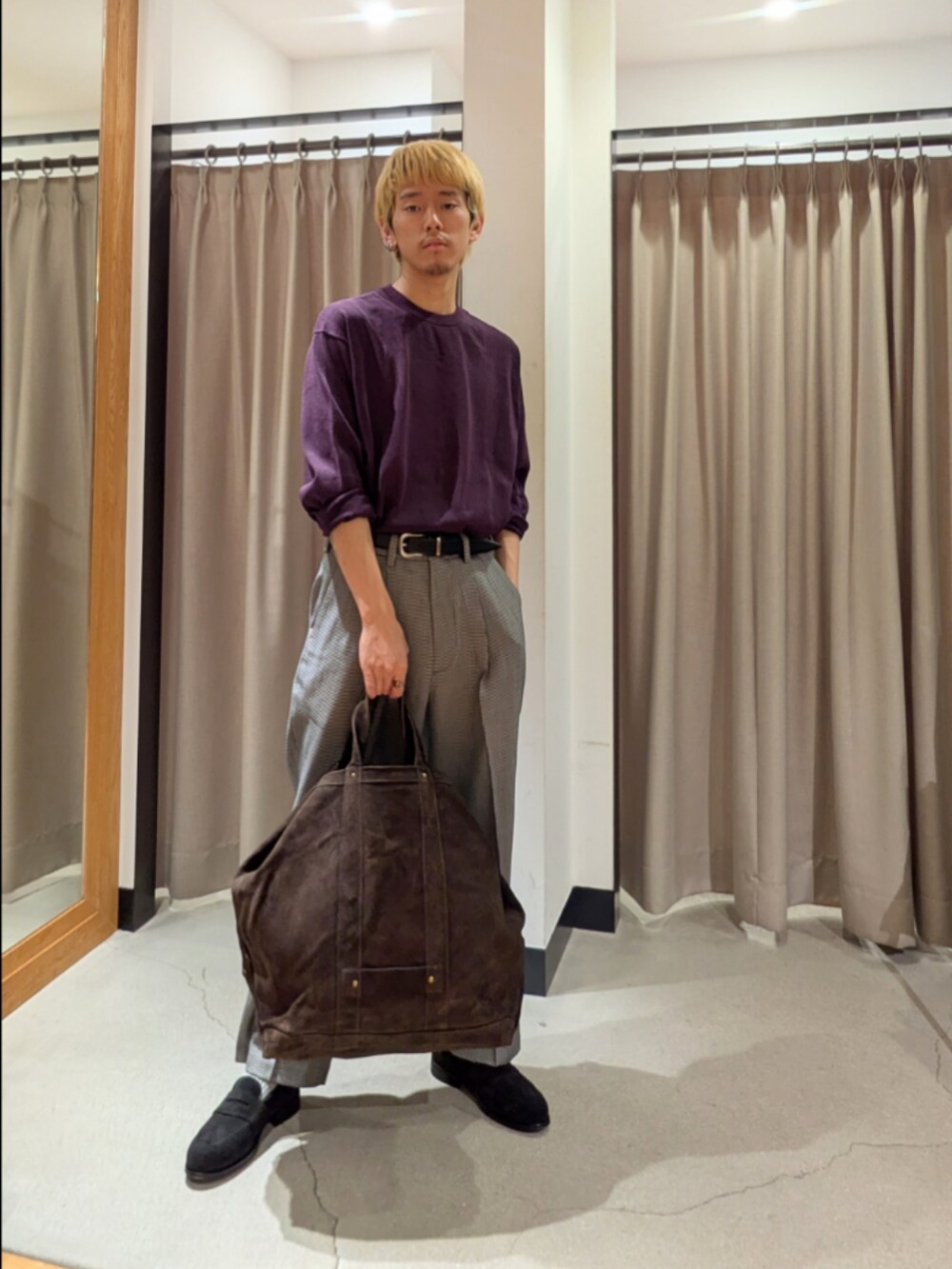 パープル系のニット/セーター、その他のその他パンツ、ブラック系のローファーを着用したメンズの夏コーディネートの2枚目の写真