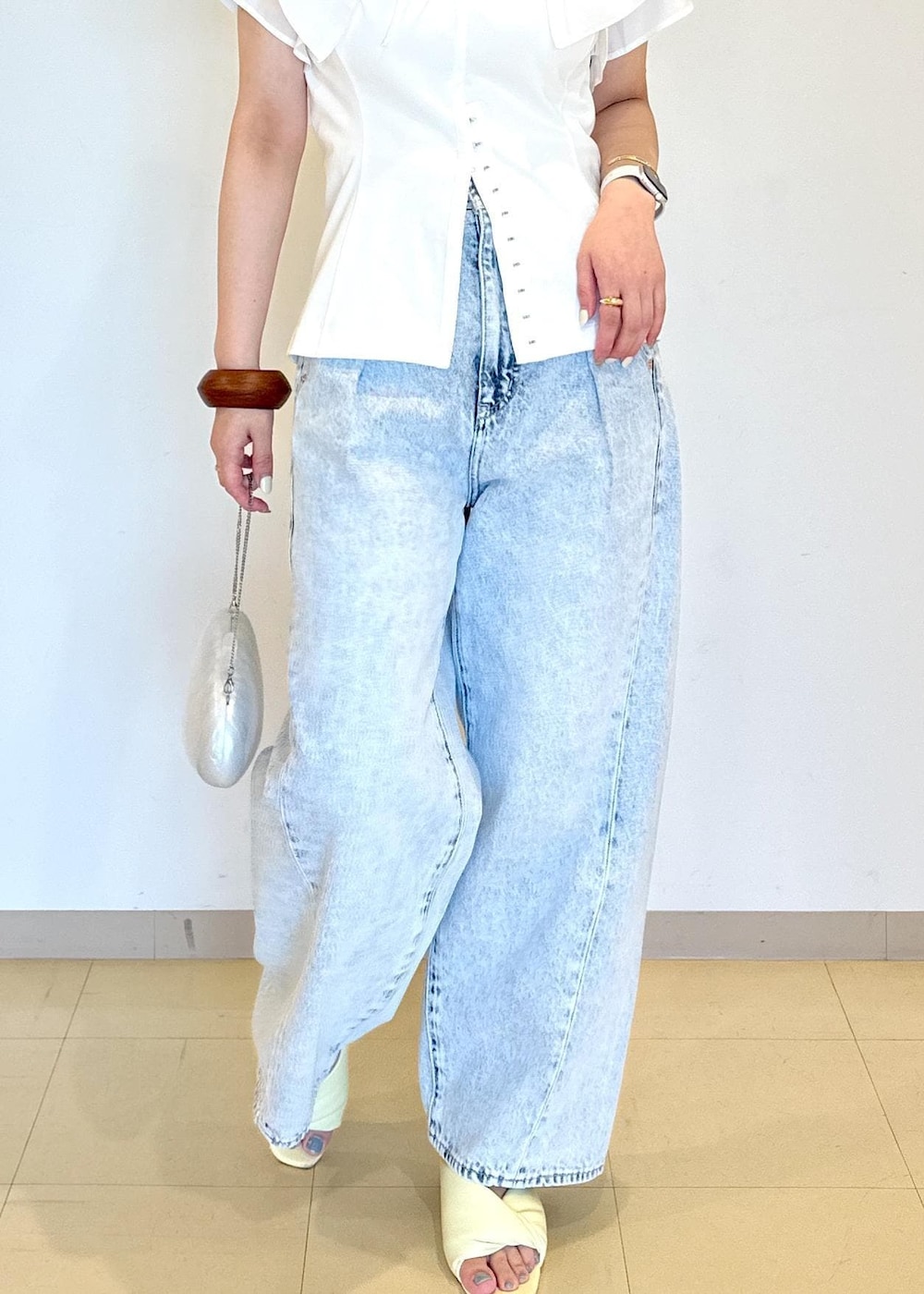 イエロー系のサンダル、ホワイト系のシャツ/ブラウス、ホワイト系のTシャツ/カットソーを着用したレディースの夏コーディネートの9枚目の写真