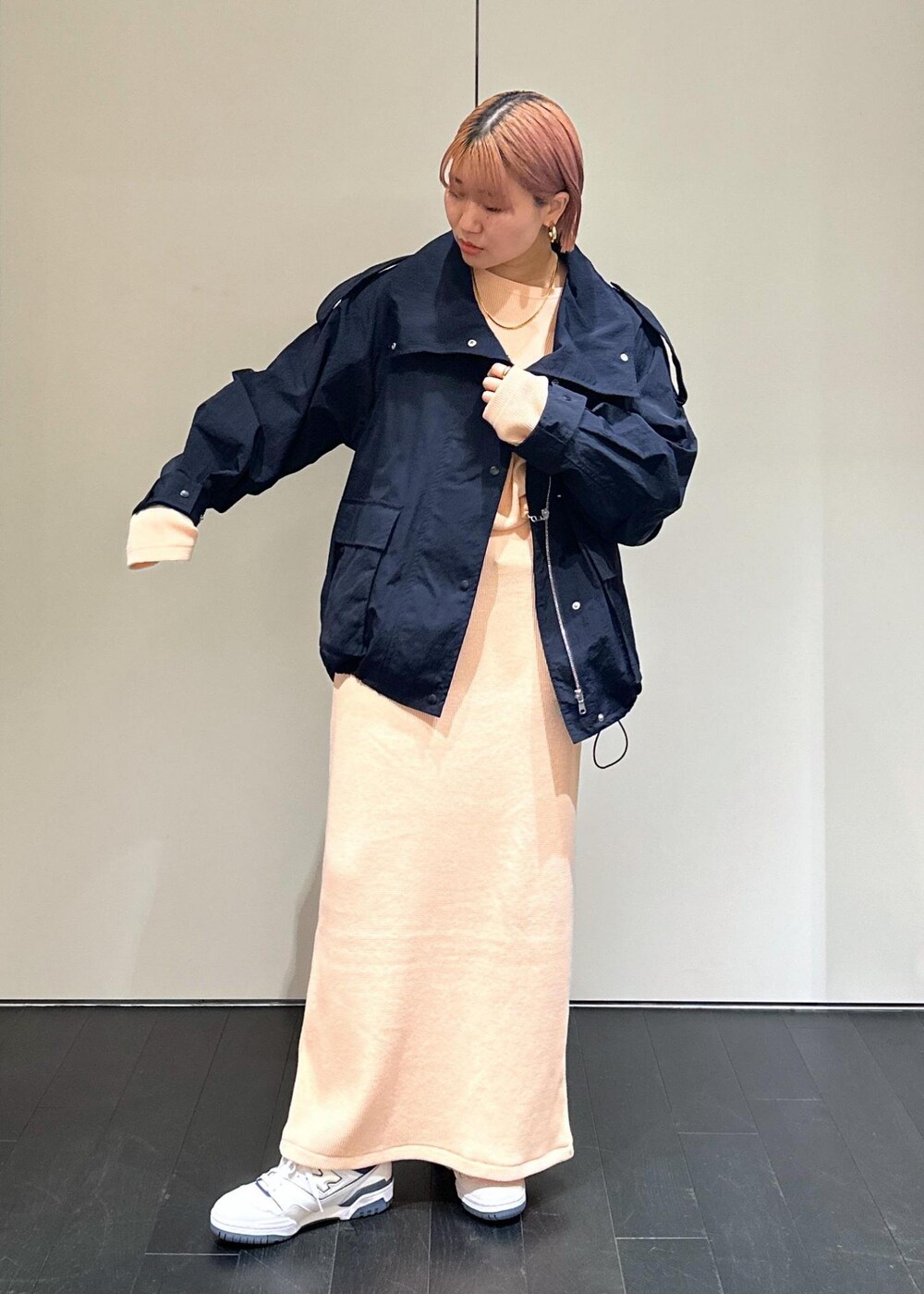 ピンク系のスカート、ピンク系のTシャツ/カットソー、ブルー系のブルゾンを着用したレディースの冬コーディネートの2枚目の写真