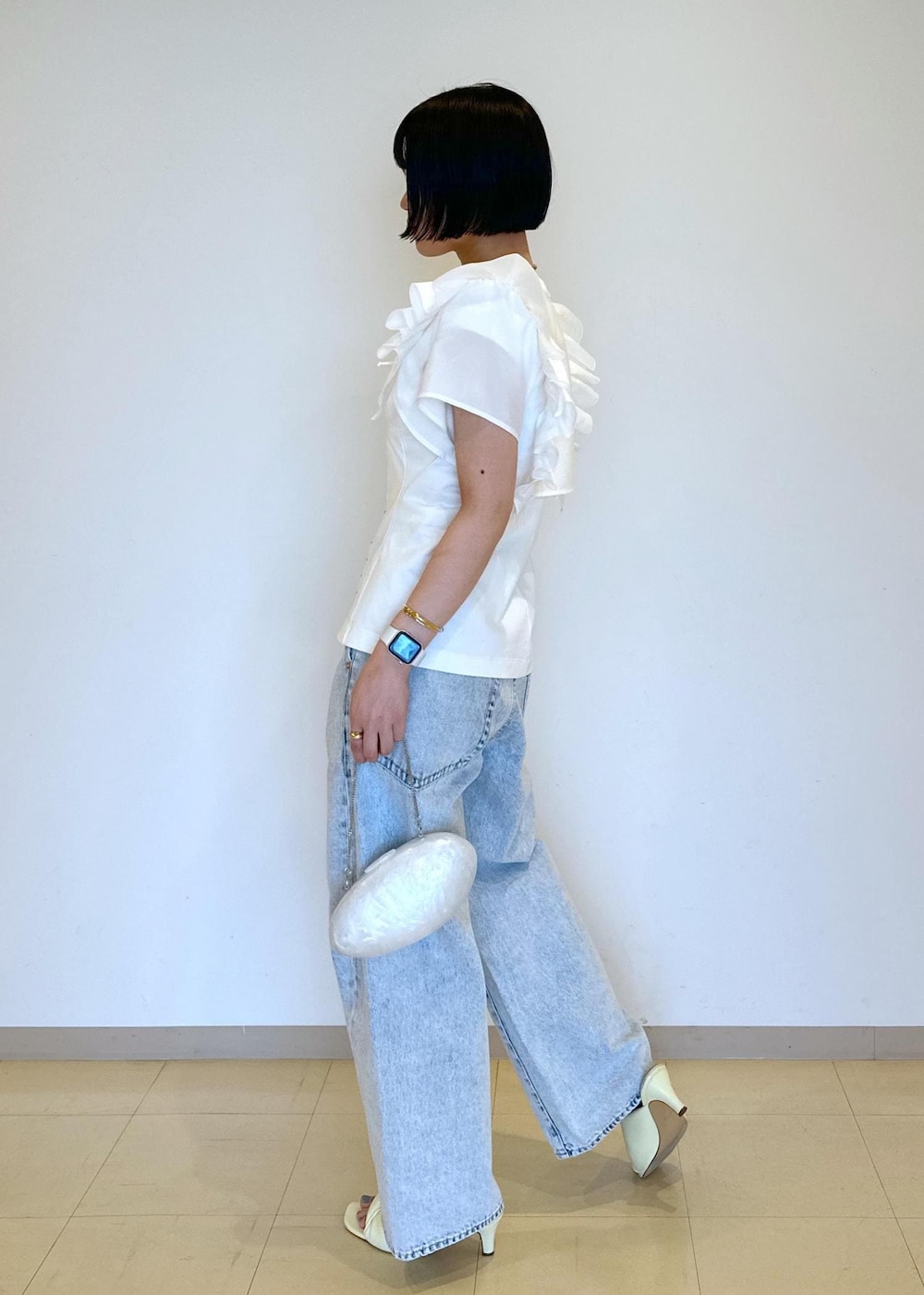 イエロー系のサンダル、ホワイト系のシャツ/ブラウス、ホワイト系のTシャツ/カットソーを着用したレディースの夏コーディネートの4枚目の写真
