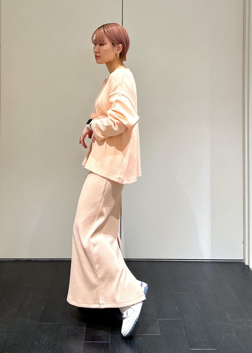 ピンク系のスカート、ピンク系のTシャツ/カットソー、ブルー系のブルゾンを着用したレディースの冬コーディネートの7枚目の写真