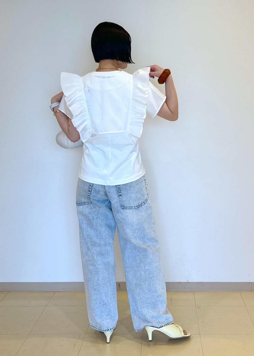 イエロー系のサンダル、ホワイト系のシャツ/ブラウス、ホワイト系のTシャツ/カットソーを着用したレディースの夏コーディネートの3枚目の写真
