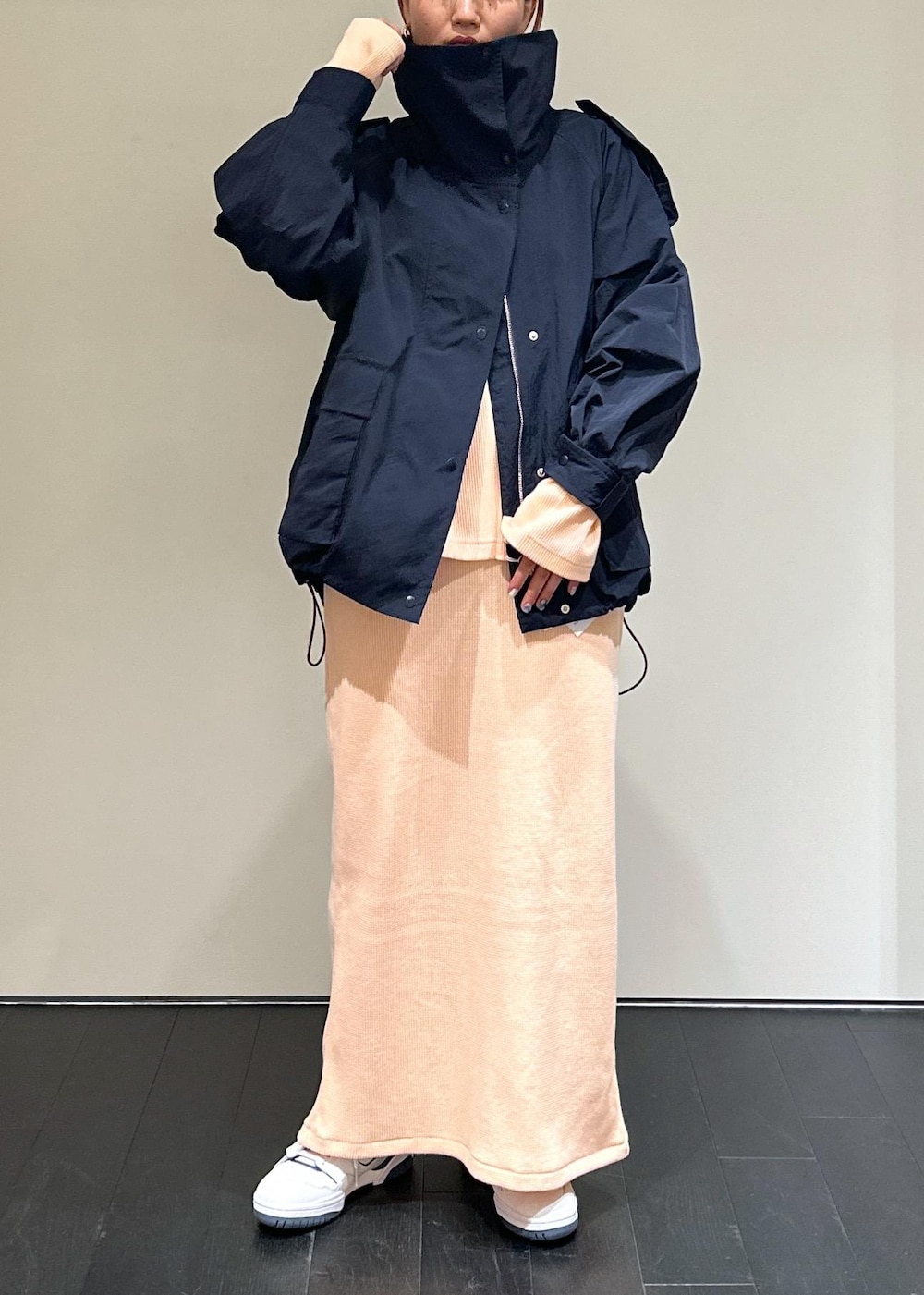 ピンク系のスカート、ピンク系のTシャツ/カットソー、ブルー系のブルゾンを着用したレディースの冬コーディネートの4枚目の写真