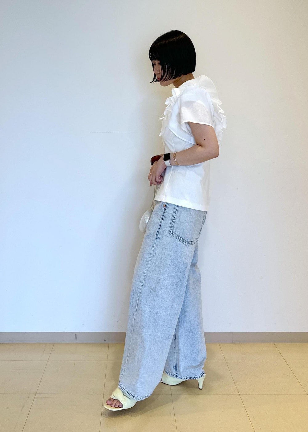 イエロー系のサンダル、ホワイト系のシャツ/ブラウス、ホワイト系のTシャツ/カットソーを着用したレディースの夏コーディネートの5枚目の写真