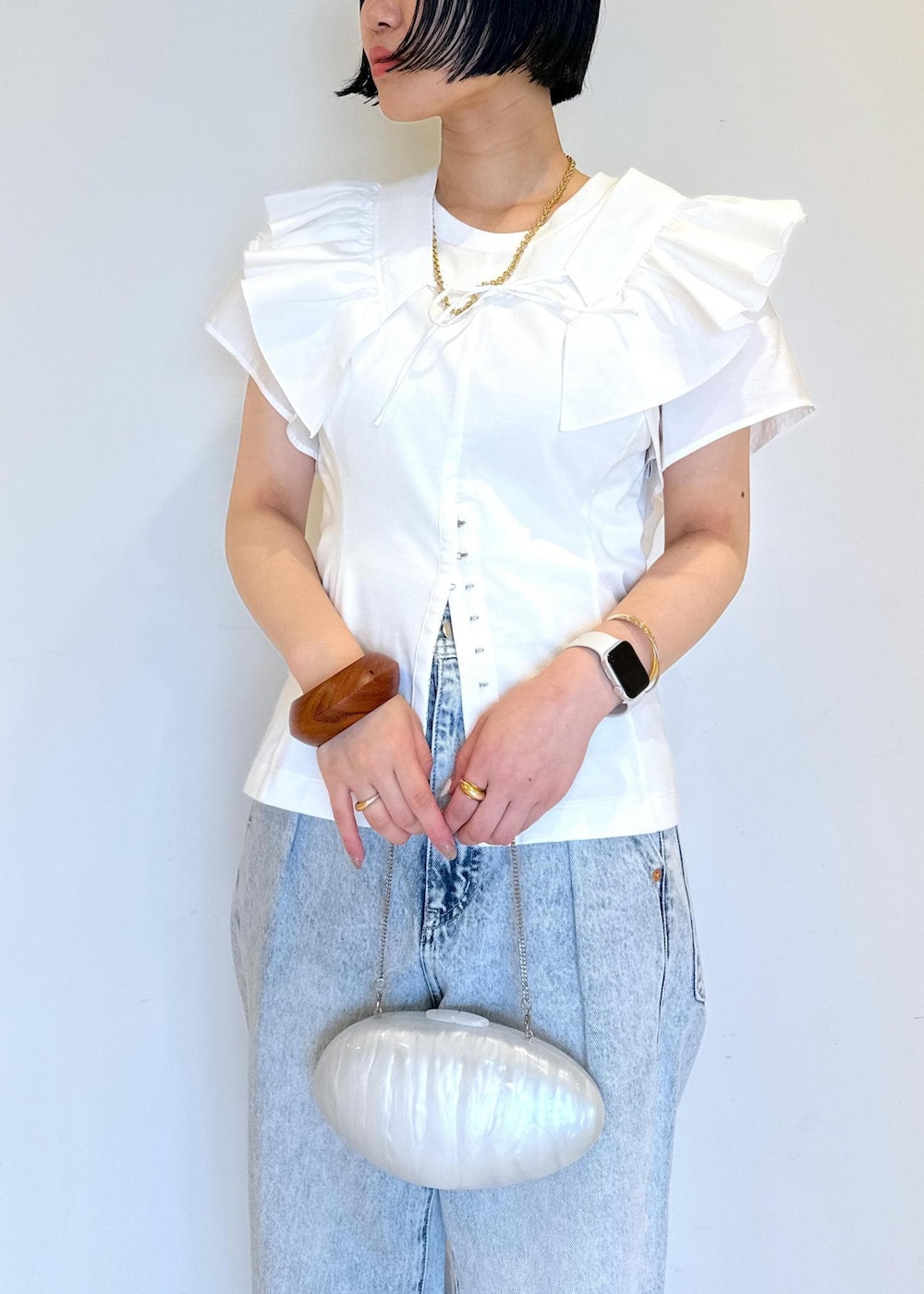 イエロー系のサンダル、ホワイト系のシャツ/ブラウス、ホワイト系のTシャツ/カットソーを着用したレディースの夏コーディネートの7枚目の写真