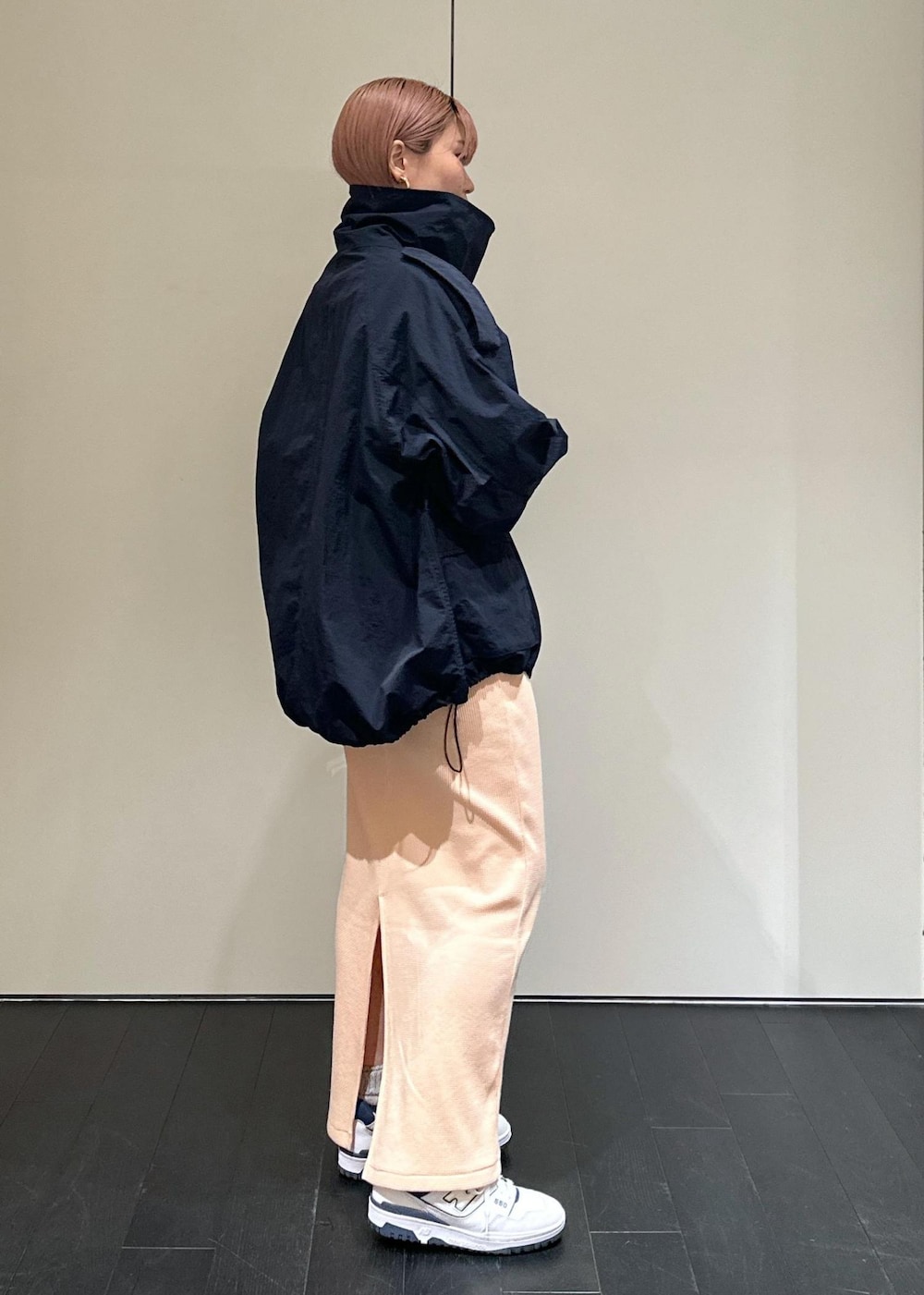 ピンク系のスカート、ピンク系のTシャツ/カットソー、ブルー系のブルゾンを着用したレディースの冬コーディネートの6枚目の写真