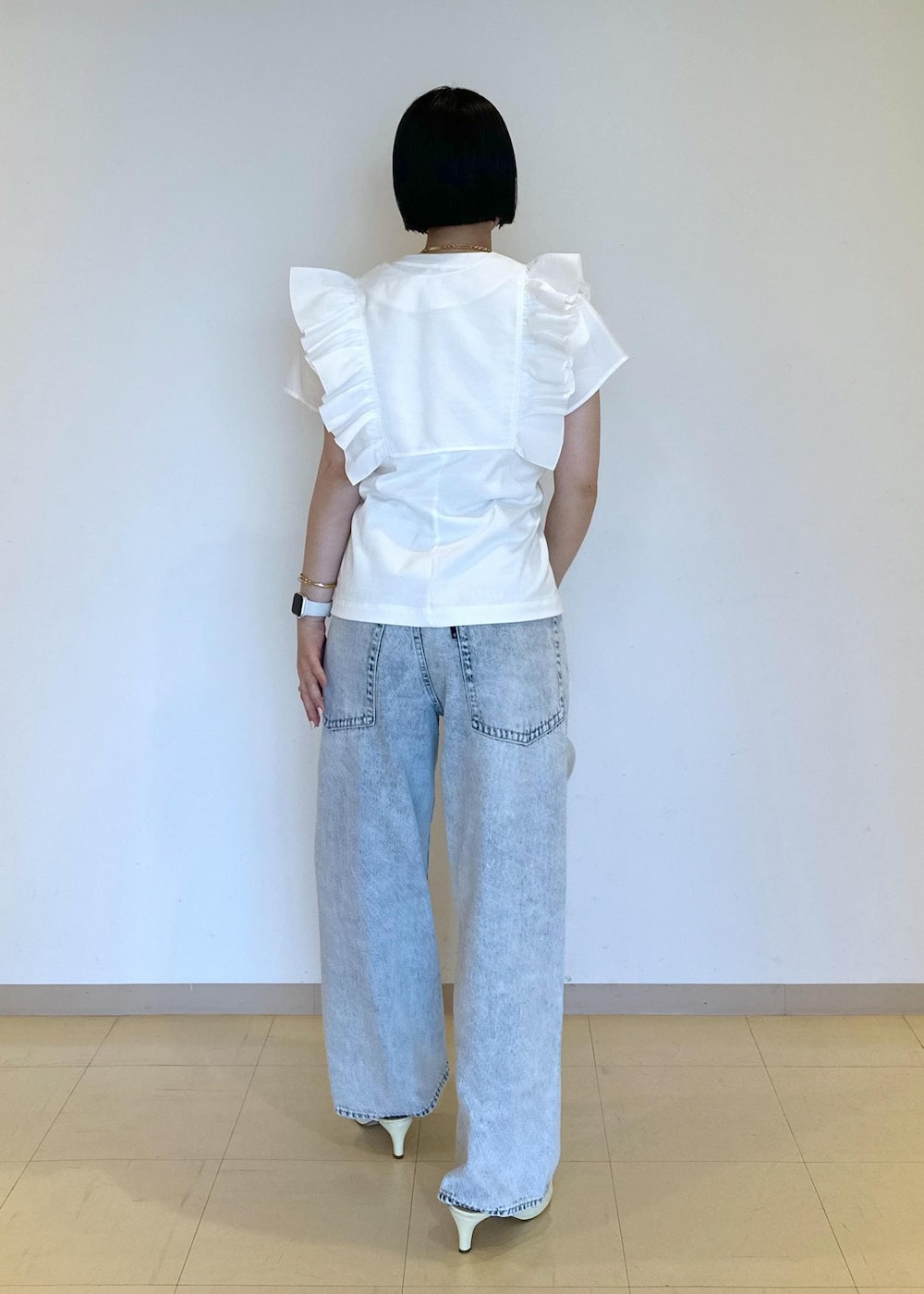 イエロー系のサンダル、ホワイト系のシャツ/ブラウス、ホワイト系のTシャツ/カットソーを着用したレディースの夏コーディネートの6枚目の写真