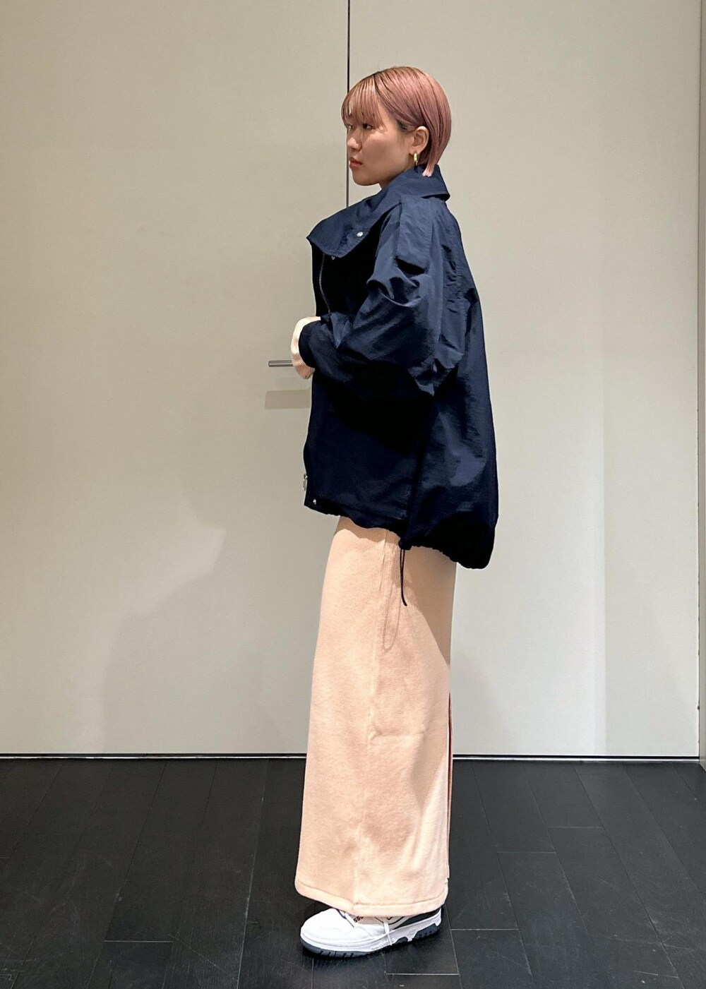 ピンク系のスカート、ピンク系のTシャツ/カットソー、ブルー系のブルゾンを着用したレディースの冬コーディネートの3枚目の写真