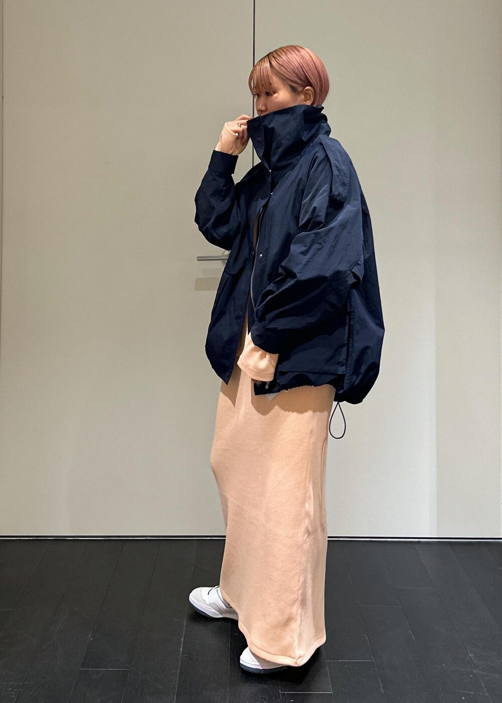 ピンク系のスカート、ピンク系のTシャツ/カットソー、ブルー系のブルゾンを着用したレディースの冬コーディネートの5枚目の写真