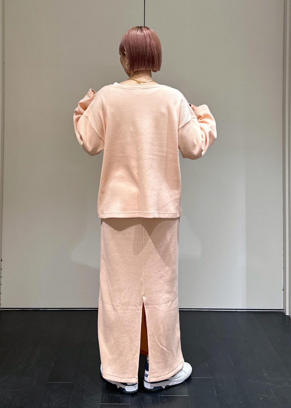 ピンク系のスカート、ピンク系のTシャツ/カットソー、ブルー系のブルゾンを着用したレディースの冬コーディネートの8枚目の写真