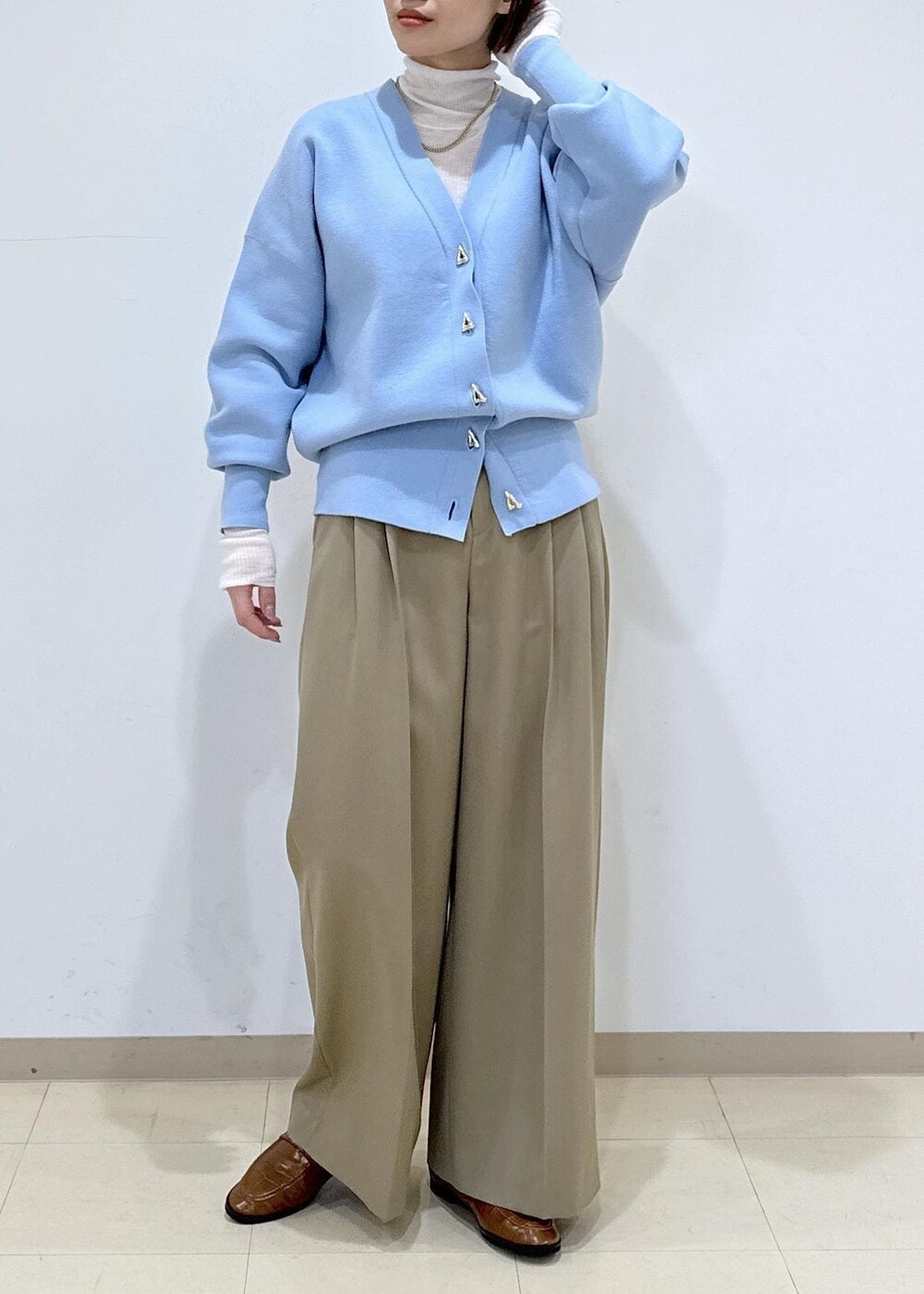 ブラウン系のローファー、ブルー系のカーディガン/ボレロ、ホワイト系のニット/セーターを着用したレディースの冬コーディネートの8枚目の写真