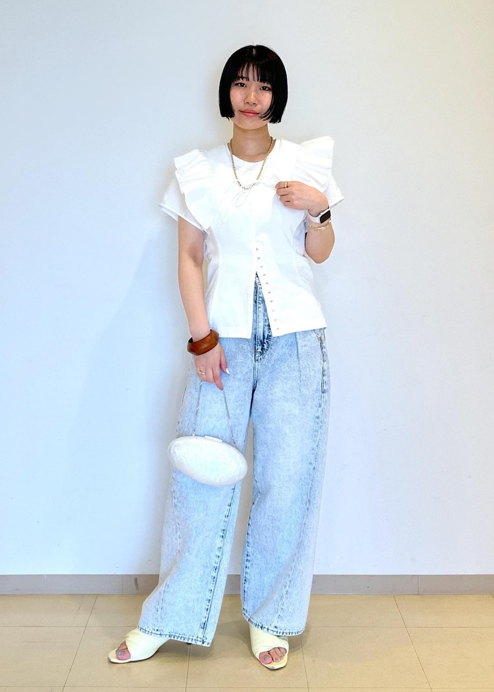 イエロー系のサンダル、ホワイト系のシャツ/ブラウス、ホワイト系のTシャツ/カットソーを着用したレディースの夏コーディネートの8枚目の写真