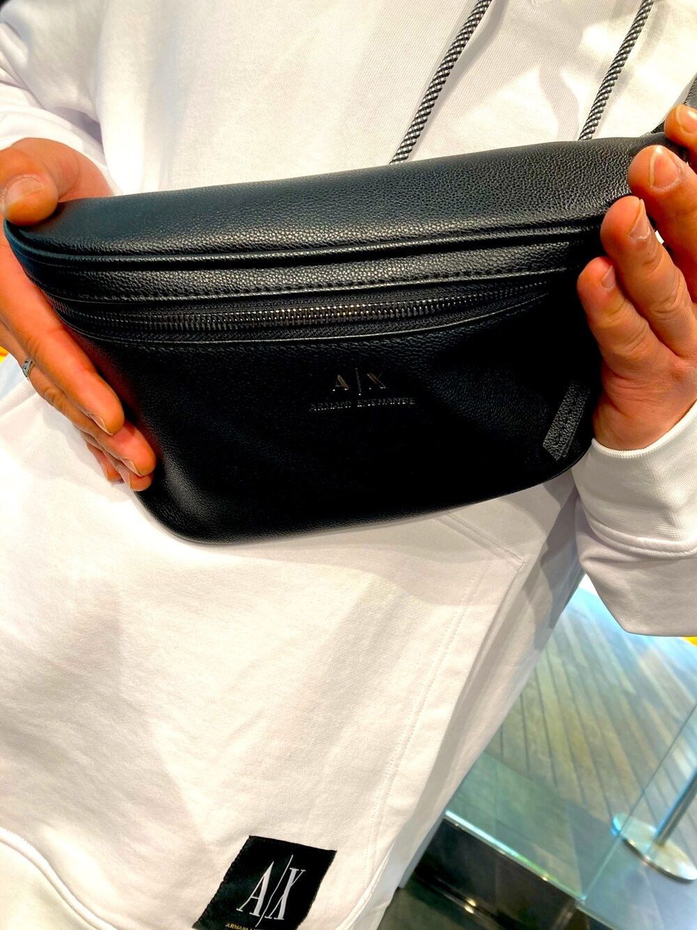 ホワイト系のニット/セーター、ブラック系のシャツ/ブラウス、ブラック系のスウェットパンツを着用したメンズの春コーディネートの3枚目の写真