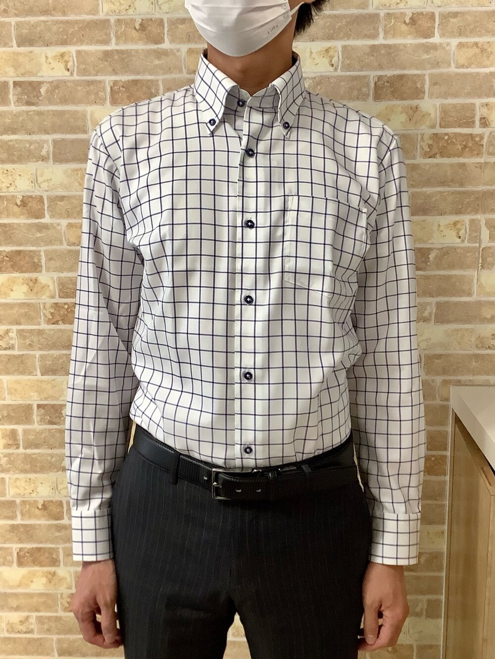 ブルー系のビジネスシャツを着用したメンズの春コーディネートの2枚目の写真