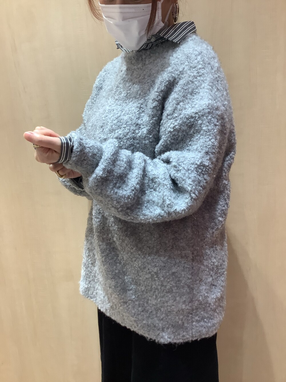 グレー系のニット/セーター、グレー系のシャツ/ブラウスを着用したレディースの冬コーディネートの2枚目の写真