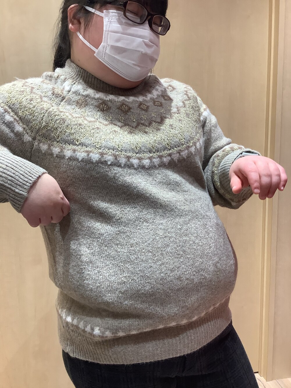 ブラウン系のニット/セーターを着用したレディースの冬コーディネートの3枚目の写真