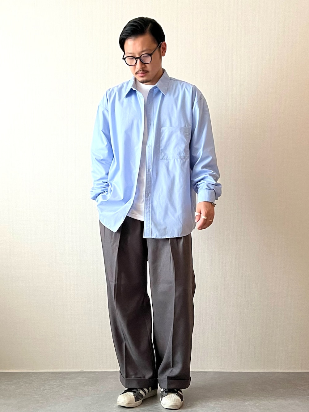 ホワイト系のTシャツ/カットソー、ブルー系のシャツ/ブラウス、グレー系のスラックスを着用したメンズの秋コーディネートの2枚目の写真