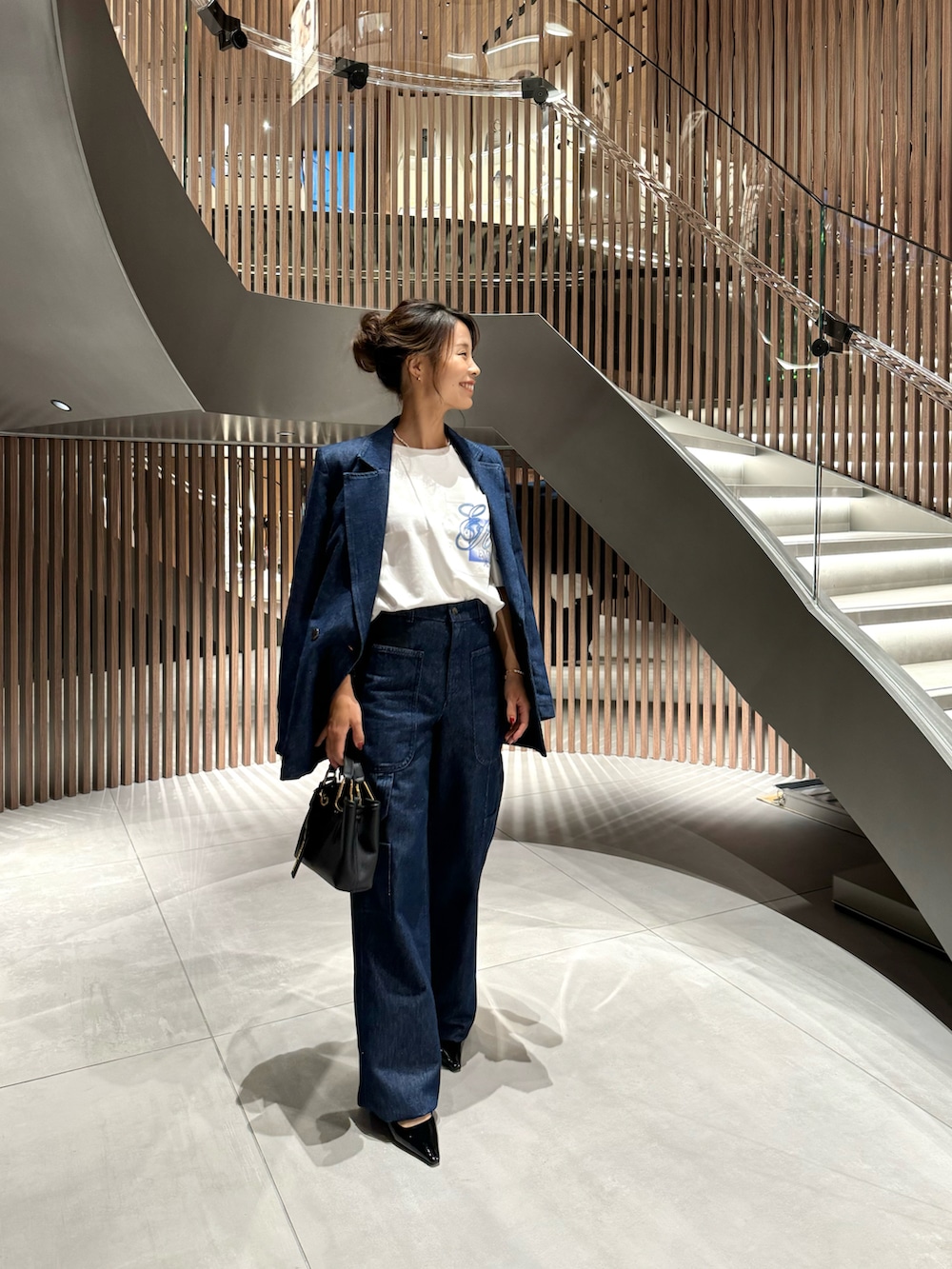 「お出かけコーデ、シャツスタイル、秋服準備はじめました、ラクチンコーデ、シンプルコーデ、デニム、ジーンズ、きれいめカジュアル、EMPORIO ARMANI、秋先取りコーデ、ジャケット、Tシャツ、シンプル、レイヤードスタイル、ローファー」|「EMPORIO ARMANIの【エンポリオ アルマーニ】ミッドライズ ストレートレッグ カーゴジーンズ J3D 11オンスデニム(デニムパンツ、ブルー系)」を使った、shima🌱エンポリオアルマーニ神戸店さん(レディース・158cm)の夏コーディネートの3枚目の写真