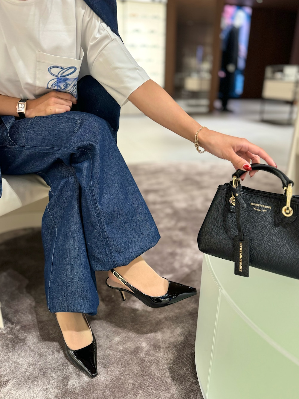 「お出かけコーデ、シャツスタイル、秋服準備はじめました、ラクチンコーデ、シンプルコーデ、デニム、ジーンズ、きれいめカジュアル、EMPORIO ARMANI、秋先取りコーデ、ジャケット、Tシャツ、シンプル、レイヤードスタイル、ローファー」|「EMPORIO ARMANIの【エンポリオ アルマーニ】ミッドライズ ストレートレッグ カーゴジーンズ J3D 11オンスデニム(デニムパンツ、ブルー系)」を使った、shima🌱エンポリオアルマーニ神戸店さん(レディース・158cm)の夏コーディネートの4枚目の写真