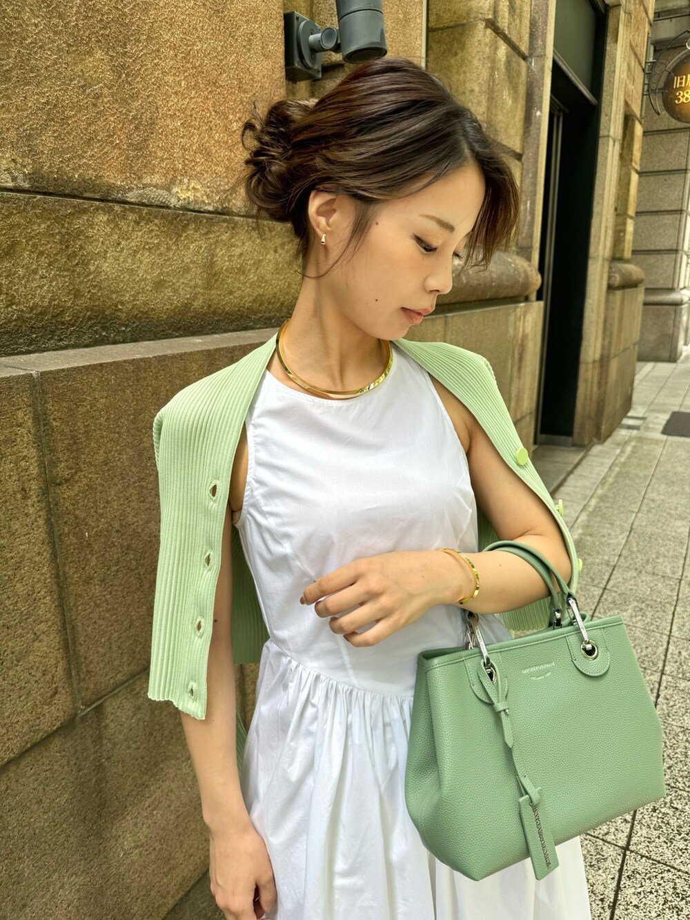 「EMPORIO ARMANI、エンポリオアルマーニ、夏コーデ、レイヤードスタイル、きれいめカジュアル、休日スタイル、ノースリーブ、サンダル、キャミワンピ、ビタミンカラー、テーマパークコーデ、韓国ファッション、ロゴT、ワンピース、カーディガン」｜「EMPORIO ARMANIの【エンポリオ アルマーニ】T字形サンダル ラメレザー製（パンプス、シルバー系）」を使った、shima🌱エンポリオアルマーニ神戸店さん（レディース・158cm）の夏コーディネートの2枚目の写真
