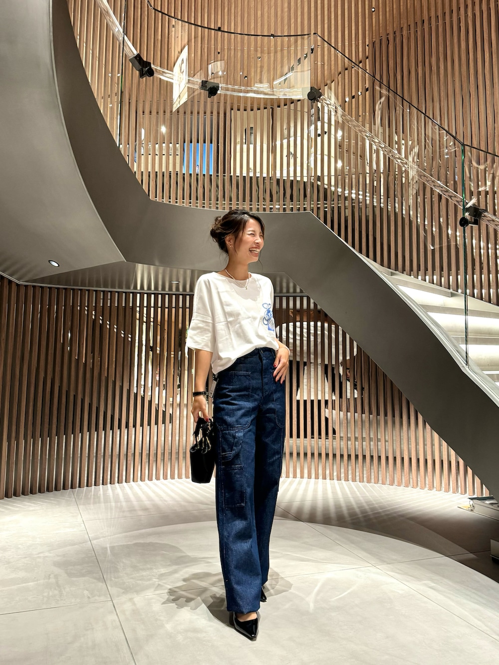 「お出かけコーデ、シャツスタイル、秋服準備はじめました、ラクチンコーデ、シンプルコーデ、デニム、ジーンズ、きれいめカジュアル、EMPORIO ARMANI、秋先取りコーデ、ジャケット、Tシャツ、シンプル、レイヤードスタイル、ローファー」|「EMPORIO ARMANIの【エンポリオ アルマーニ】ミッドライズ ストレートレッグ カーゴジーンズ J3D 11オンスデニム(デニムパンツ、ブルー系)」を使った、shima🌱エンポリオアルマーニ神戸店さん(レディース・158cm)の夏コーディネートの2枚目の写真