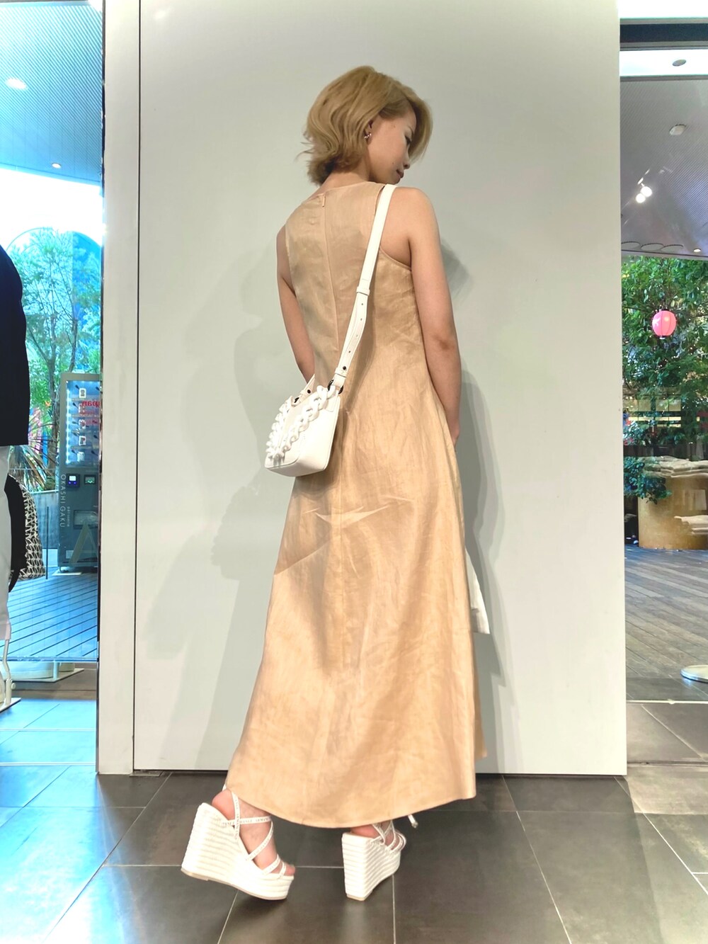 「アルマーニエクスチェンジ、AXchanger、AXchange、WelcomeARMANI、ARMANIworld、オトナカジュアル、今日のコーデ、ワンピース、シンプルコーデ、シンプル、大人コーデ、夏コーデ、春コーデ、カジュアル、サンダル」｜「ARMANI EXCHANGEの【A|X アルマーニ エクスチェンジ】スリットデザイン　リネンワンピース（ワンピース、ベージュ系）」を使った、shima🌱エンポリオアルマーニ神戸店さん（レディース・157cm）の夏コーディネートの2枚目の写真