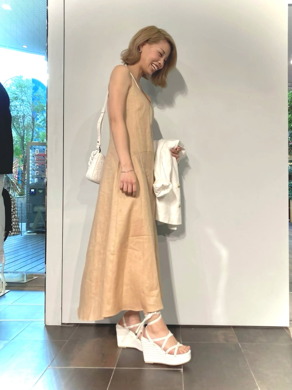 「アルマーニエクスチェンジ、AXchanger、AXchange、WelcomeARMANI、ARMANIworld、オトナカジュアル、今日のコーデ、ワンピース、シンプルコーデ、シンプル、大人コーデ、夏コーデ、春コーデ、カジュアル、サンダル」｜「ARMANI EXCHANGEの【A|X アルマーニ エクスチェンジ】スリットデザイン　リネンワンピース（ワンピース、ベージュ系）」を使った、shima🌱エンポリオアルマーニ神戸店さん（レディース・157cm）の夏コーディネートの3枚目の写真