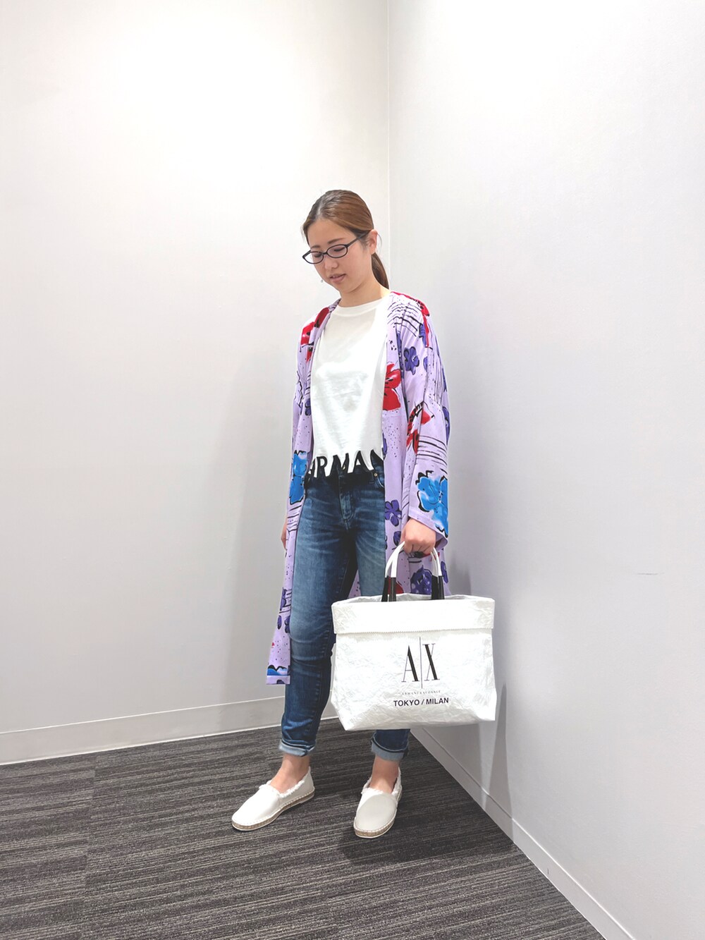 「ARMANIEXCHANGE、AXchanger、アルマーニエクスチェンジ、AXchange、シンプルコーデ、春夏コーデ、オトナ女子、パンツスタイル、オトナカジュアル」｜「ARMANI EXCHANGEの【A|X アルマーニ エクスチェンジ】フラワープリント キモノスリーブローブ（カーディガン/ボレロ、パープル系）」を使った、N.honさん（レディース・163cm）の春コーディネートの3枚目の写真