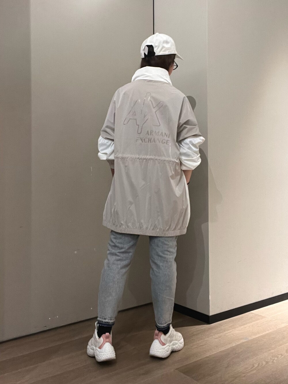 「春服、大人カジュアル、休日スタイル、オトナ女子、キレイめカジュアル、春服デビュー宣言、アルマーニエクスチェンジ、AXchanger、AXchange」|「ARMANI EXCHANGEの【A|Xアルマーニ エクスチェンジ】A|Xロゴ パネルキャップ(キャップ、ホワイト系)」を使った、N.honさん(レディース・163cm)の春コーディネートの2枚目の写真