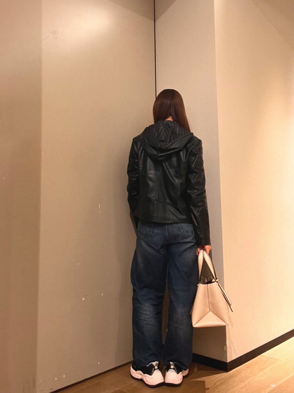 「秋冬コーデ、大人女子、ファッションを楽しもう、パンツスタイル、キレイめ、デニム、モノトーン、パンツ、オトナ女子、AXchanger、armaniexchange、AXchange、アルマーニエクスチェンジ」｜「ARMANI EXCHANGEの【A|X アルマーニ エクスチェンジ】フード付き　ライダースジャケット（ライダースジャケット、ブラック系）」を使った、N.honさん（レディース・163cm）の冬コーディネートの2枚目の写真