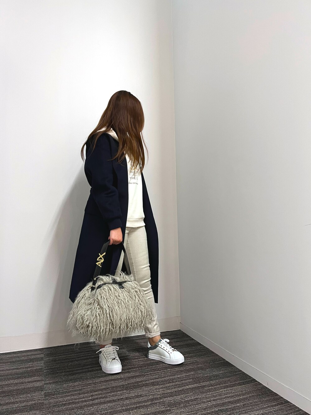 「大人カジュアル、休日コーデ、シンプルコーデ、秋カラー、パンツコーデ、ラクチンコーデ、パンツスタイル、きれいめ、AXchanger、AXchange、armaniexchange、アルマーニエクスチェンジ、axchange」｜「ARMANI EXCHANGEの【A|X アルマーニ エクスチェンジ】ロゴ&ライン　フーディラップコート（チェスターコート、ブルー系）」を使った、N.honさん（レディース・163cm）の秋コーディネートの2枚目の写真