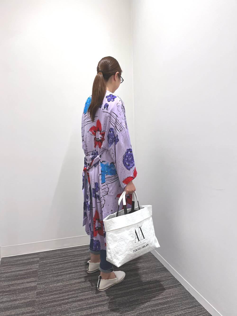「ARMANIEXCHANGE、AXchanger、アルマーニエクスチェンジ、AXchange、シンプルコーデ、春夏コーデ、オトナ女子、パンツスタイル、オトナカジュアル」｜「ARMANI EXCHANGEの【A|X アルマーニ エクスチェンジ】フラワープリント キモノスリーブローブ（カーディガン/ボレロ、パープル系）」を使った、N.honさん（レディース・163cm）の春コーディネートの2枚目の写真