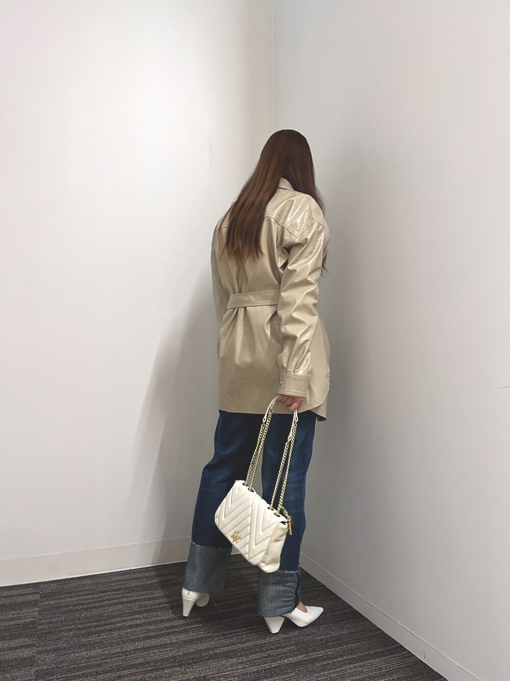 「大人カジュアル、秋服コーデ、お出かけコーデ、ニット、シャツジャケット、アルマーニエクスチェンジ、AXchanger、AXchange、armaniexchange」|「ARMANI EXCHANGEの【A|X アルマーニ エクスチェンジ】クロコ柄 フェイクレザーシャツジャケット(その他アウター、ベージュ系)」を使った、N.honさん(レディース・163cm)の秋コーディネートの4枚目の写真