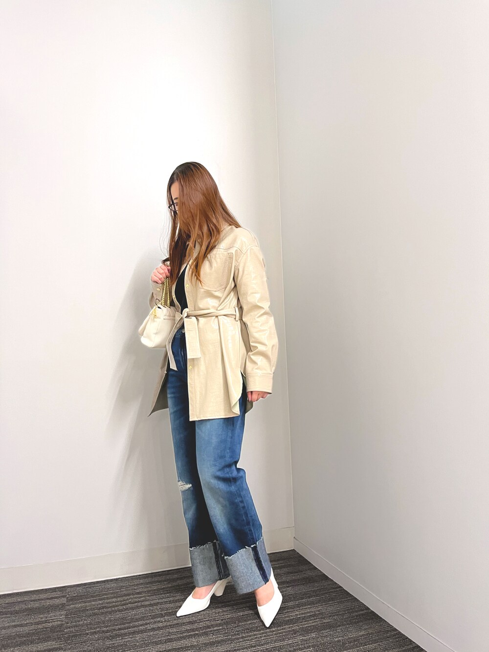 「大人カジュアル、秋服コーデ、お出かけコーデ、ニット、シャツジャケット、アルマーニエクスチェンジ、AXchanger、AXchange、armaniexchange」|「ARMANI EXCHANGEの【A|X アルマーニ エクスチェンジ】クロコ柄 フェイクレザーシャツジャケット(その他アウター、ベージュ系)」を使った、N.honさん(レディース・163cm)の秋コーディネートの2枚目の写真