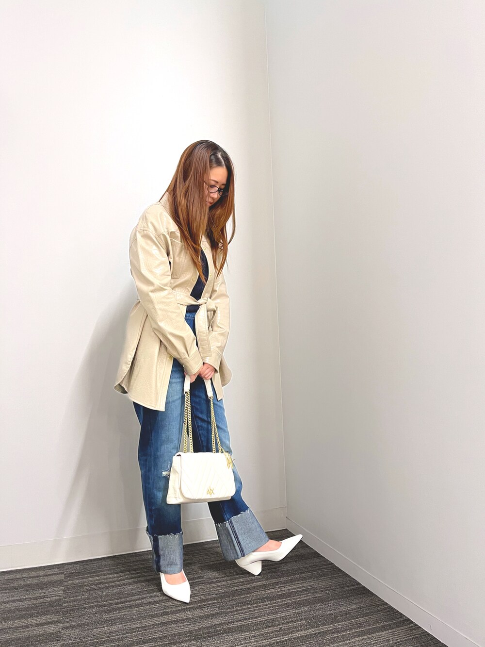 「大人カジュアル、秋服コーデ、お出かけコーデ、ニット、シャツジャケット、アルマーニエクスチェンジ、AXchanger、AXchange、armaniexchange」|「ARMANI EXCHANGEの【A|X アルマーニ エクスチェンジ】クロコ柄 フェイクレザーシャツジャケット(その他アウター、ベージュ系)」を使った、N.honさん(レディース・163cm)の秋コーディネートの3枚目の写真