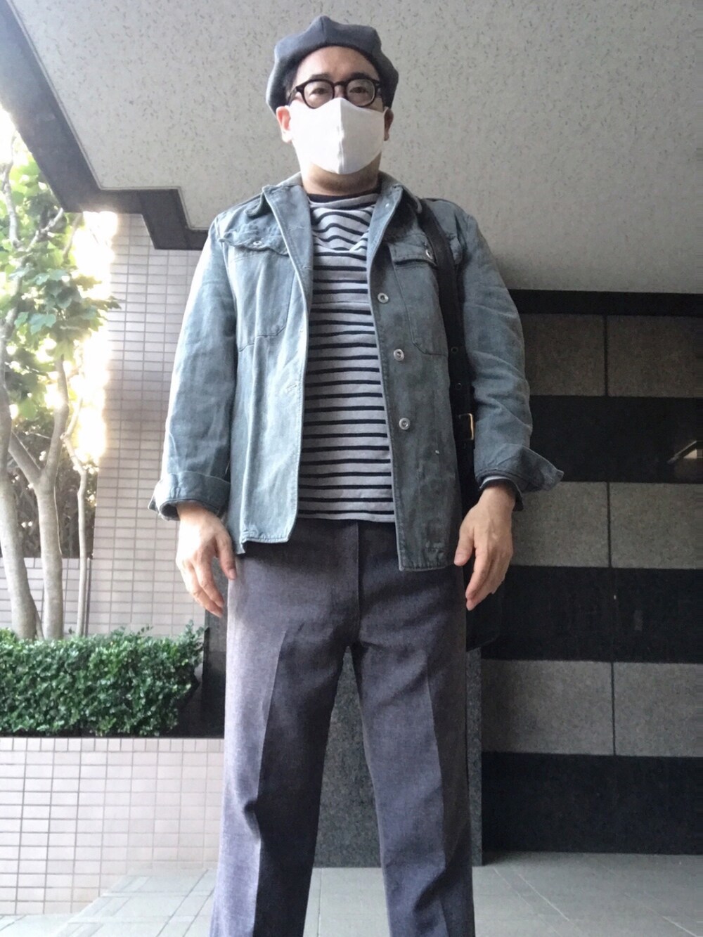 グレー系のミリタリージャケット、その他のTシャツ/カットソー、グレー系のスラックスを着用したメンズの夏コーディネートの4枚目の写真