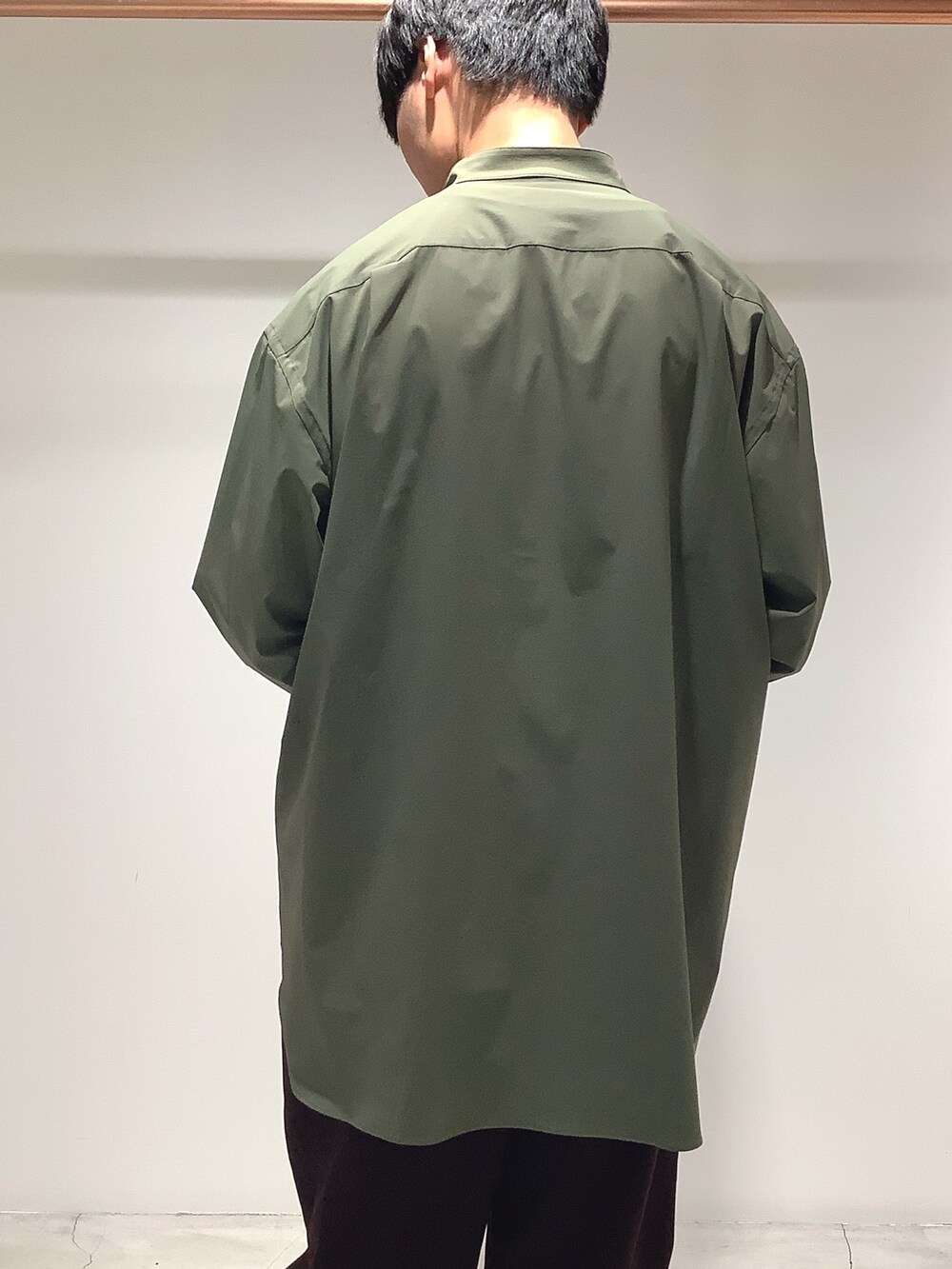 グリーン系のシャツ/ブラウスを着用したメンズの秋コーディネートの3枚目の写真