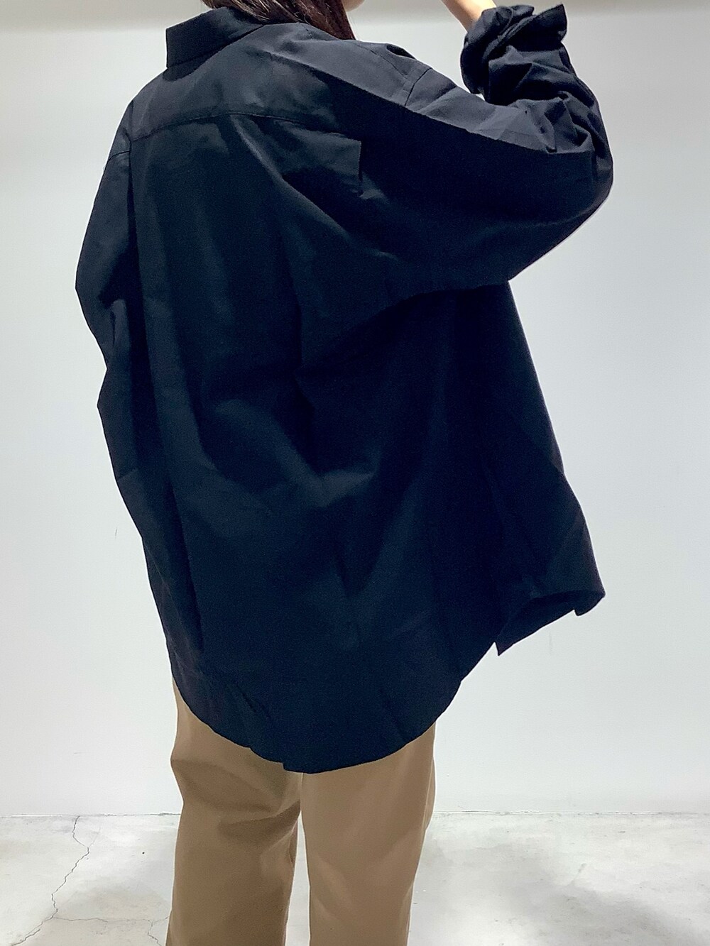 ブラック系のシャツ/ブラウスを着用したレディースの秋コーディネートの3枚目の写真