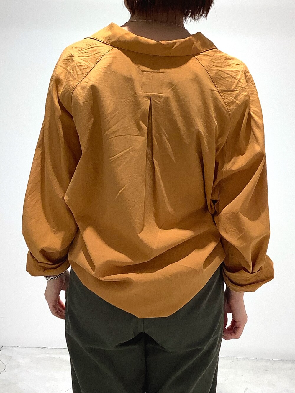 イエロー系のシャツ/ブラウスを着用したレディースの秋コーディネートの3枚目の写真