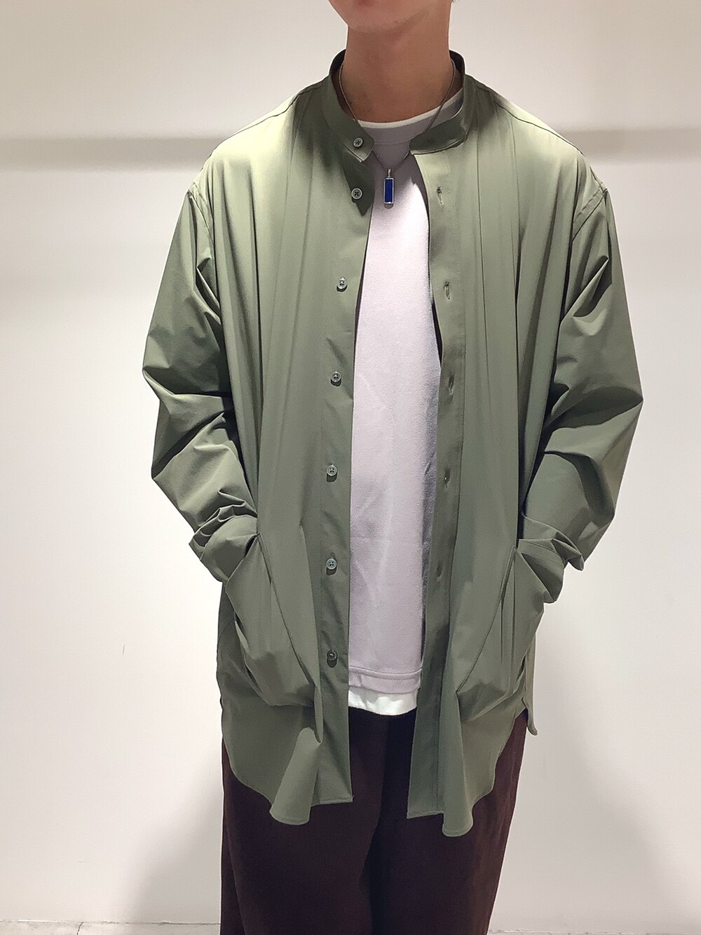 グリーン系のシャツ/ブラウスを着用したメンズの秋コーディネートの2枚目の写真