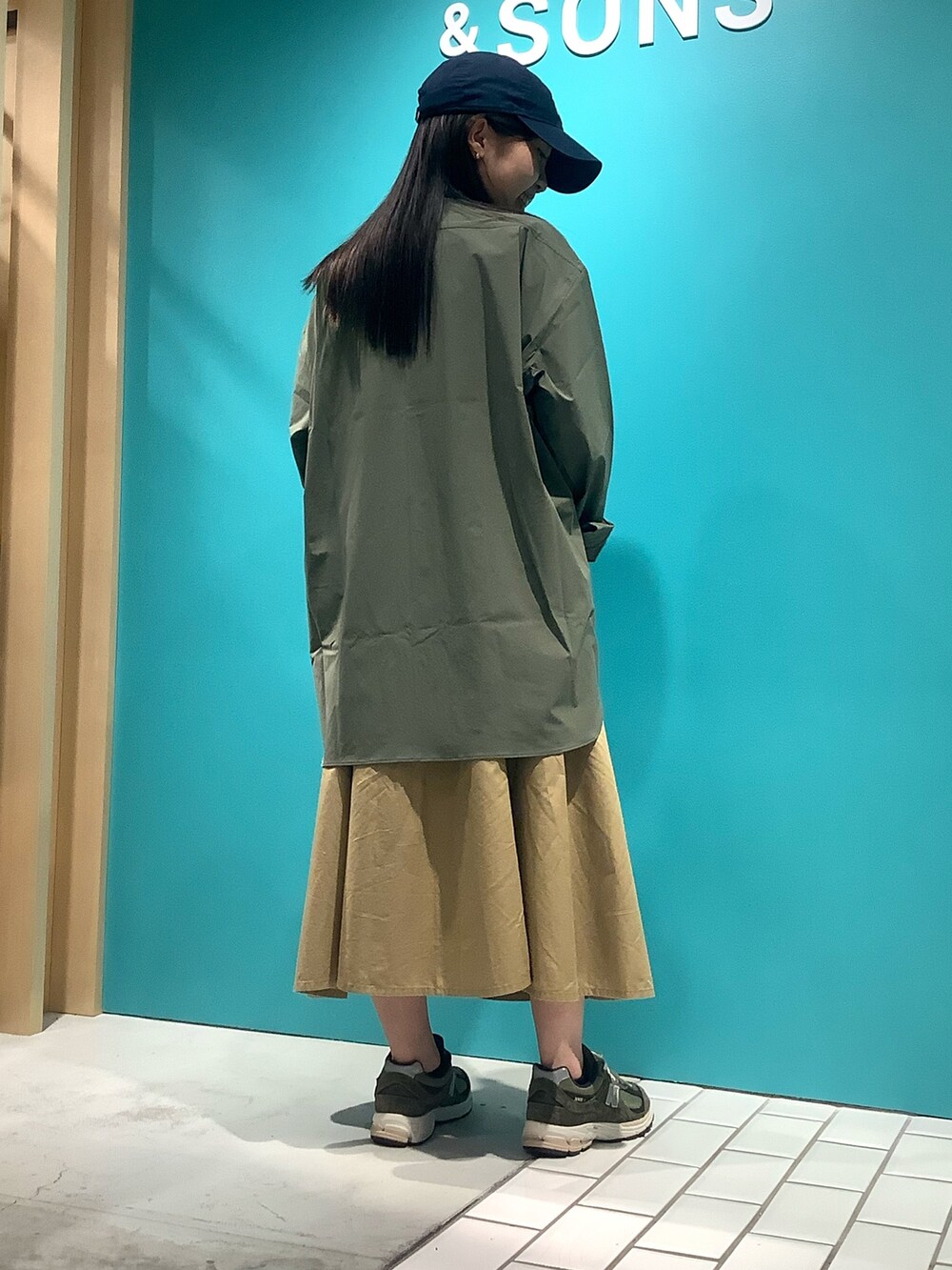 グリーン系のシャツ/ブラウスを着用したレディースの夏コーディネートの4枚目の写真