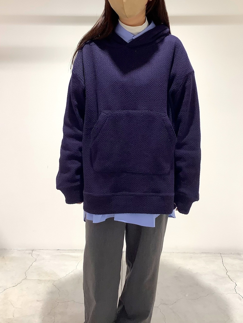 ブルー系のシャツ/ブラウス、ブルー系のパーカーを着用したレディースの冬コーディネートの2枚目の写真