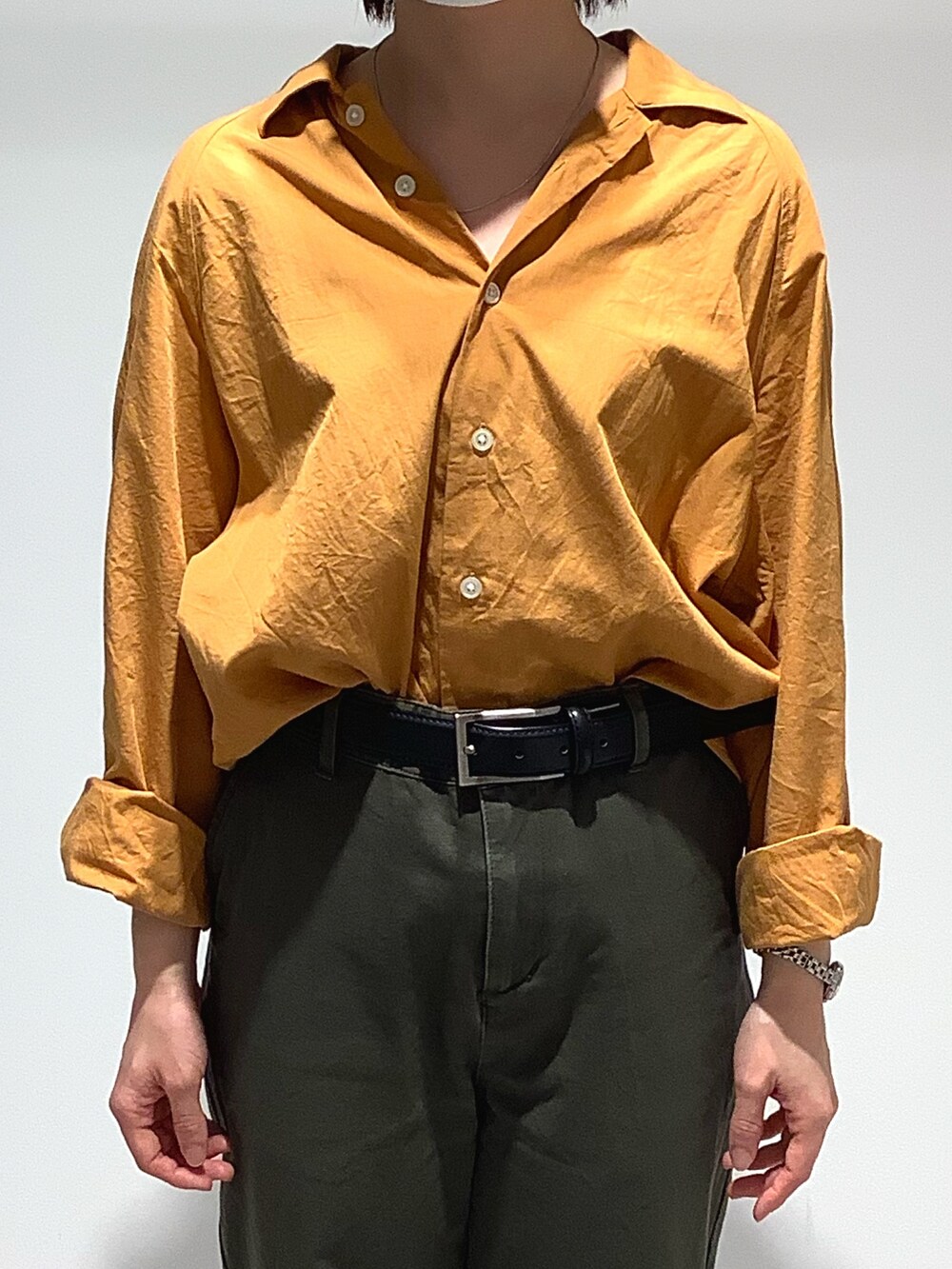 イエロー系のシャツ/ブラウスを着用したレディースの秋コーディネートの2枚目の写真