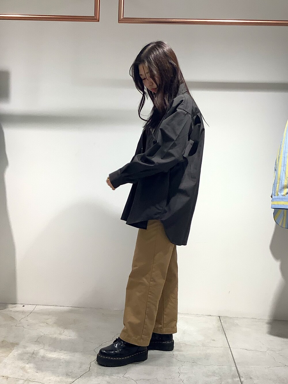 グレー系のシャツ/ブラウスを着用したレディースの冬コーディネートの2枚目の写真