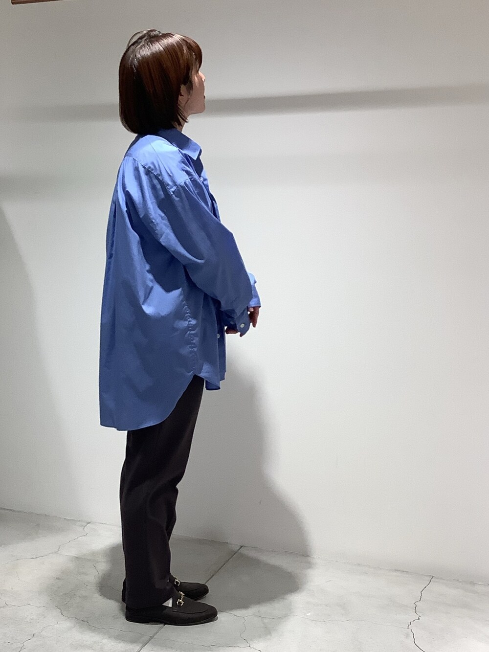 ブルー系のシャツ/ブラウスを着用したレディースの秋コーディネートの2枚目の写真